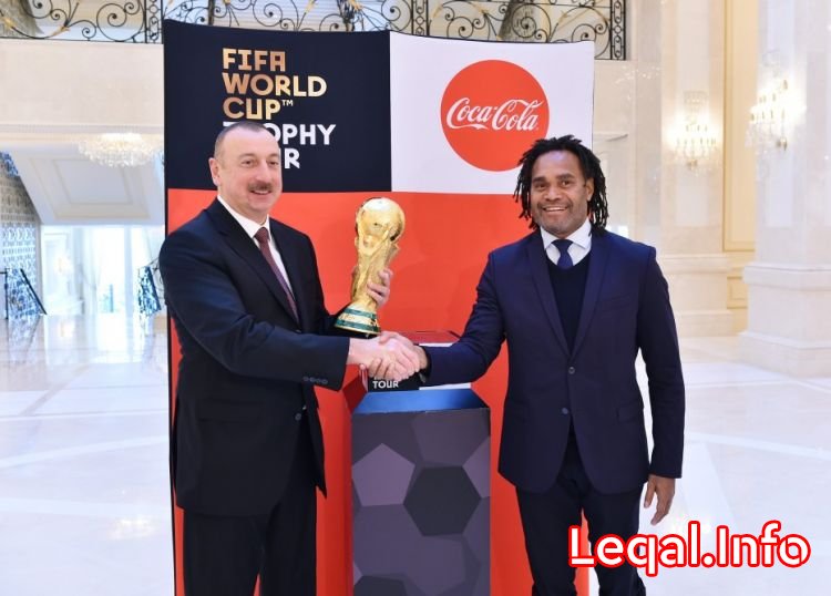 Futbol üzrə dünya çempionatının Kubokunun əsli Azərbaycan prezidentinə təqdim edilib