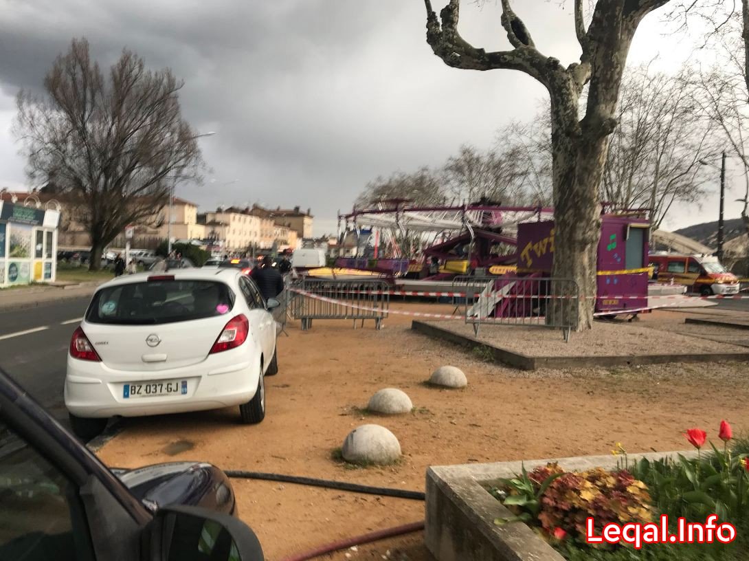 Fransada karuselin bir kabinası yerindən çıxıb, ölən və yaralananlar var