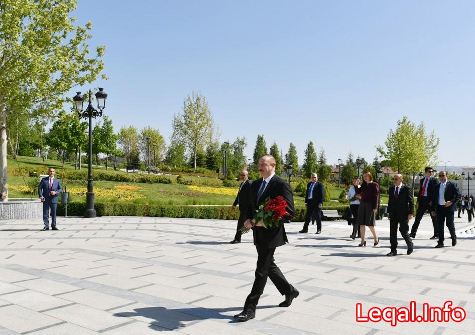 Prezident İlham Əliyev Ankaradakı Heydər Əliyev Parkında Ulu Öndərin abidəsini ziyarət edib