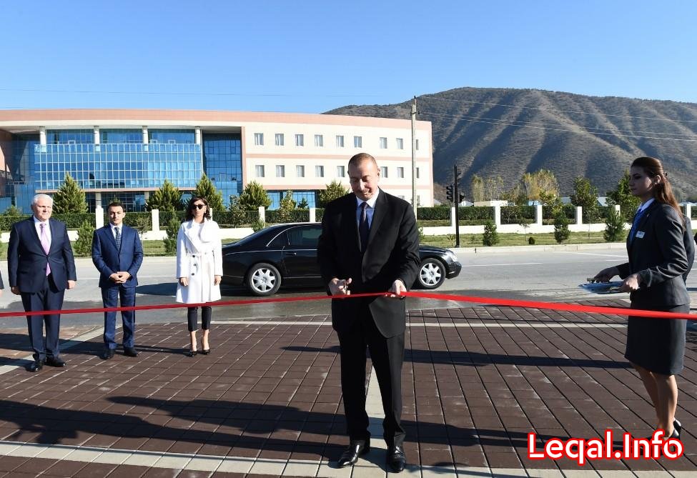 Prezident İlham Əliyev və birinci xanım Mehriban Əliyeva Şəki “ASAN Həyat” kompleksinin açılışında iştirak ediblər