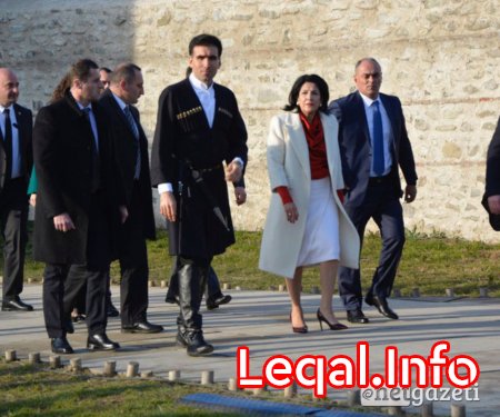 Gürcüstanın ilk qadın prezidenti and içdi 
