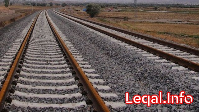 Abşeronda dəmir yolunu keçmək istəyən qadını qatar vuraraq bir neçə yerə bölüb