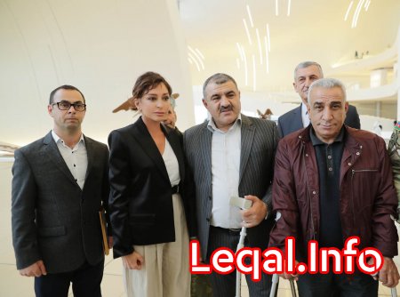 Mehriban Əliyeva yüksək texnologiyalı protezlərlə təmin olunan hərbçilərlə görüşüb Mehriban Əliyeva yüksək texnologiyalı protezlərlə təmin olunan hərbçilərlə görüşüb