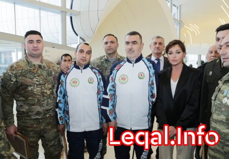 Mehriban Əliyeva yüksək texnologiyalı protezlərlə təmin olunan hərbçilərlə görüşüb Mehriban Əliyeva yüksək texnologiyalı protezlərlə təmin olunan hərbçilərlə görüşüb