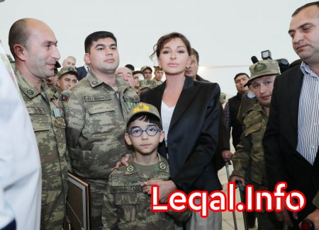 Mehriban Əliyeva yüksək texnologiyalı protezlərlə təmin olunan hərbçilərlə görüşüb Mehriban Əliyeva yüksək texnologiyalı protezlərlə təmin olunan hərbçilərlə görüşüb