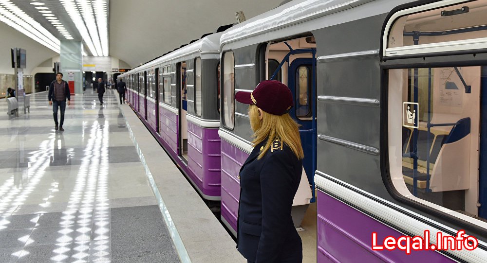 Bakı metrosunda qatarın qapıları açılmayıb