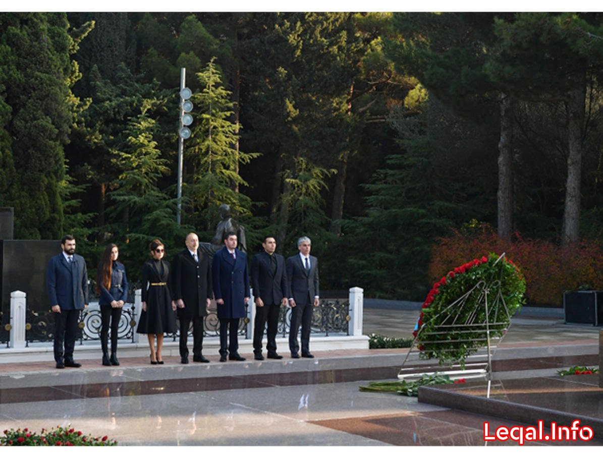 Prezident İlham Əliyev və birinci xanım Mehriban Əliyeva ümummilli lider Heydər Əliyevin məzarını ziyarət ediblər