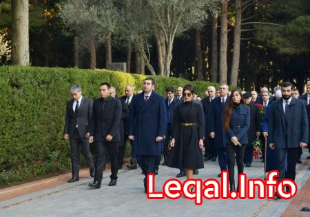 Prezident İlham Əliyev və birinci xanım Mehriban Əliyeva ümummilli lider Heydər Əliyevin məzarını ziyarət ediblər Prezident İlham Əliyev və birinci xanım Mehriban Əliyeva ümummilli lider Heydər Əliyevin məzarını ziyarət ediblər