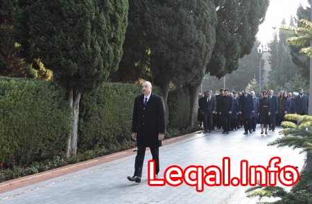 Prezident İlham Əliyev və birinci xanım Mehriban Əliyeva ümummilli lider Heydər Əliyevin məzarını ziyarət ediblər Prezident İlham Əliyev və birinci xanım Mehriban Əliyeva ümummilli lider Heydər Əliyevin məzarını ziyarət ediblər