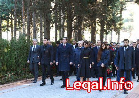 Prezident İlham Əliyev və birinci xanım Mehriban Əliyeva ümummilli lider Heydər Əliyevin məzarını ziyarət ediblər Prezident İlham Əliyev və birinci xanım Mehriban Əliyeva ümummilli lider Heydər Əliyevin məzarını ziyarət ediblər