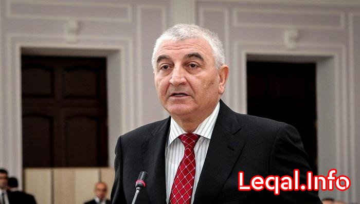 Məzahir Pənahov deputatlara vəsiqələri təqdim edib