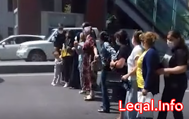 Bakıda qadınların yolu bağlamağa cəhd etməsi ilə bağlı