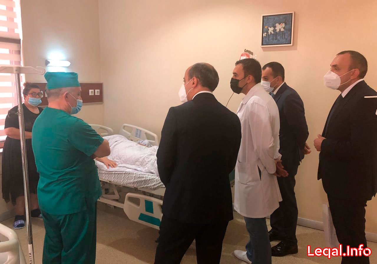 Nazir intihara cəhd edən şagirdlə görüşdü 