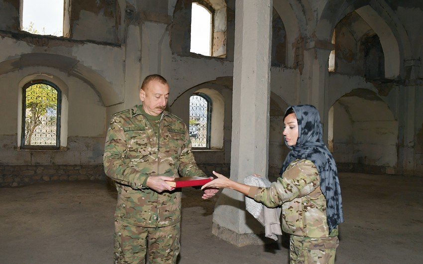 İlham Əliyev Məkkədən gətirdiyi Quranı Ağdam məscidinə bağışladı