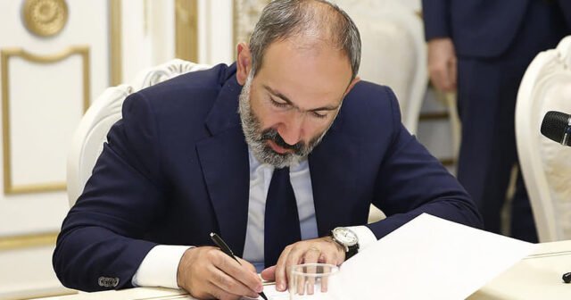 Nikol Paşinyanı tənqid edən yüksək vəzifəlilər işdən çıxarılıblar