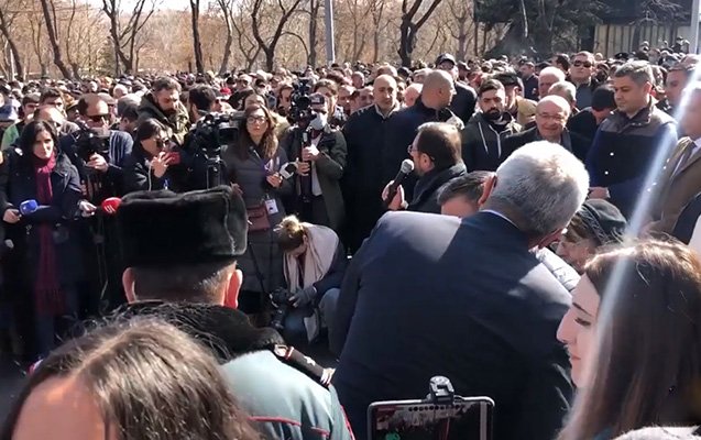 İrəvanda etirazçılar Prezident İqamətgahının önünə toplaşdılar