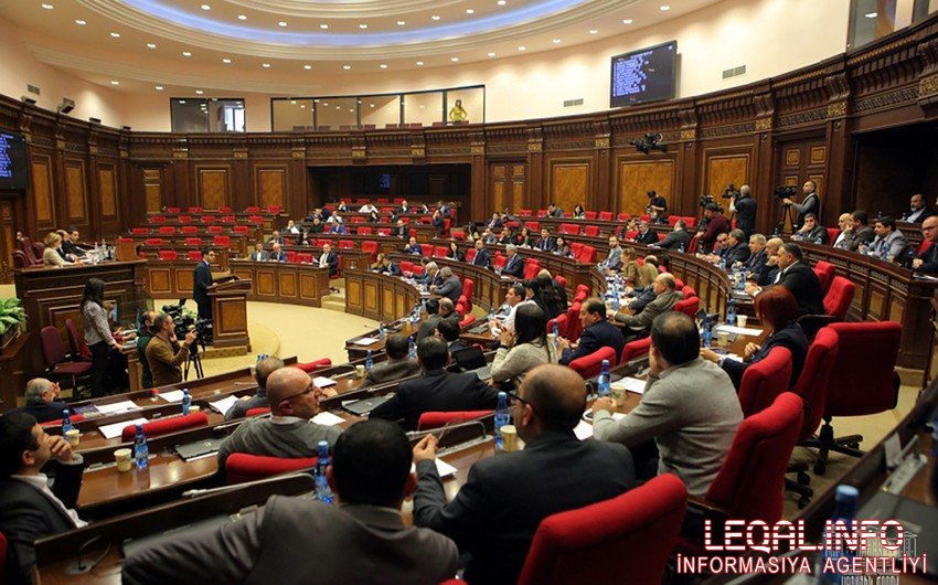 Ermənistan parlamentində əlbəyaxa dava olub