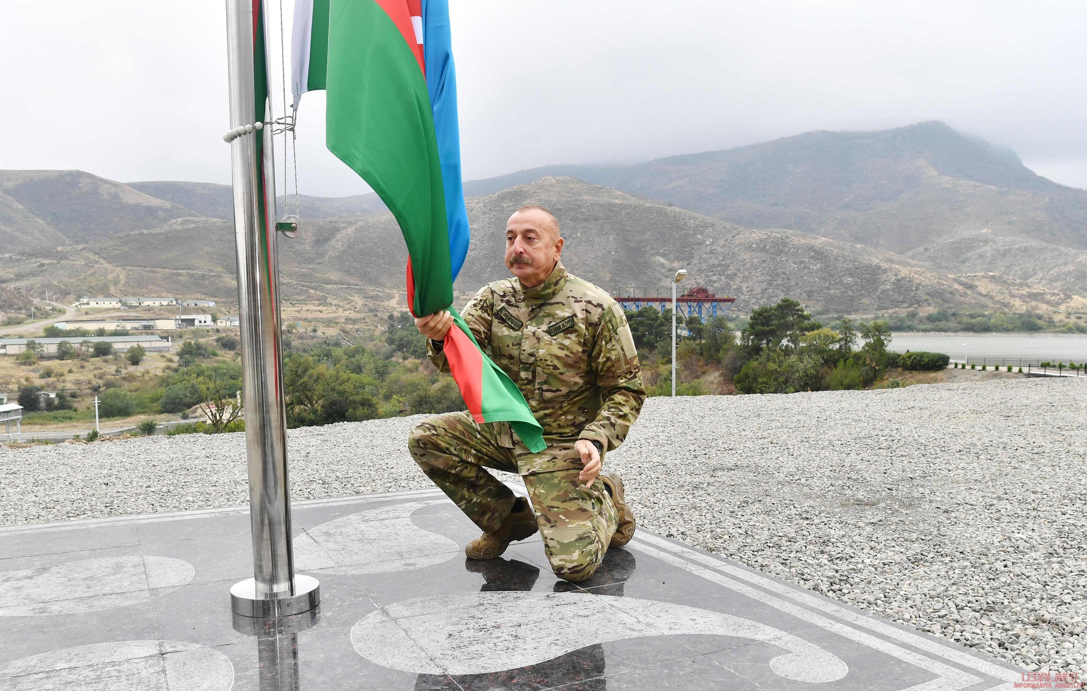Prezident İlham Əliyev Suqovuşanda Azərbaycan bayrağını ucaldıb
