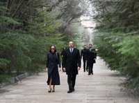 Prezident İlham Əliyev ümummilli lider Heydər Əliyevin məzarını ziyarət edib