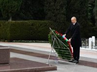 Prezident İlham Əliyev ümummilli lider Heydər Əliyevin məzarını ziyarət edib