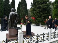 Prezident İlham Əliyev ümummilli lider Heydər Əliyevin məzarını ziyarət edib
