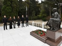 Prezident İlham Əliyev ümummilli lider Heydər Əliyevin məzarını ziyarət edib