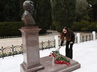 Prezident İlham Əliyev ümummilli lider Heydər Əliyevin məzarını ziyarət edib