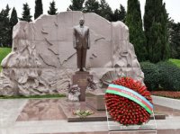 Prezident İlham Əliyev ümummilli lider Heydər Əliyevin məzarını ziyarət edib