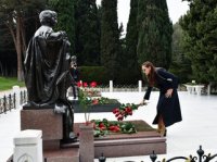Prezident İlham Əliyev ümummilli lider Heydər Əliyevin məzarını ziyarət edib