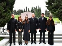 Prezident İlham Əliyev ümummilli lider Heydər Əliyevin məzarını ziyarət edib