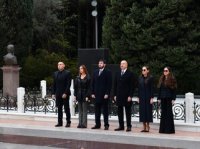 Prezident İlham Əliyev ümummilli lider Heydər Əliyevin məzarını ziyarət edib