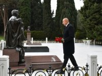 Prezident İlham Əliyev ümummilli lider Heydər Əliyevin məzarını ziyarət edib