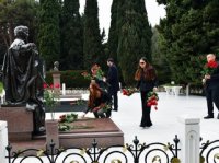 Prezident İlham Əliyev ümummilli lider Heydər Əliyevin məzarını ziyarət edib