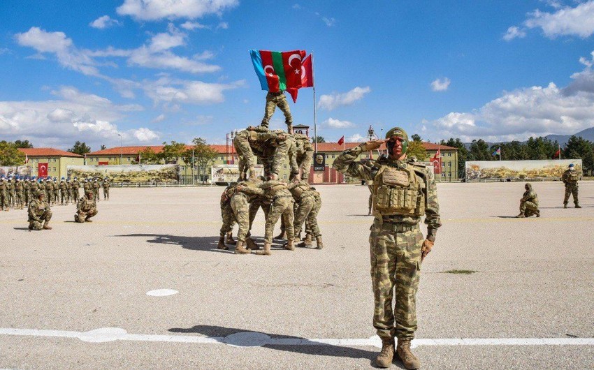 Azərbaycan Quru Qoşunlarının Komandanı: 