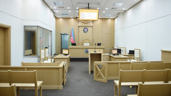 Ərini qətlə yetirməkdə təqsirləndirilən qadının məhkəməsi başlayıb