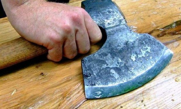 Nisyə siqaret vermədiyi üçün qadını balta ilə qətlə yetirdi