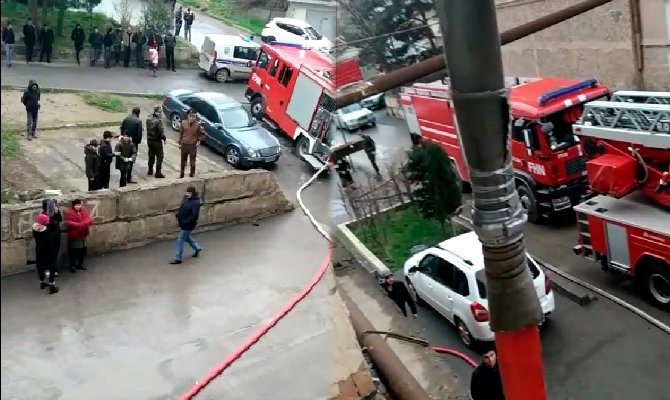 Tbilisidə yaşayış binasında yanğın olub, xəsarət alanlar var