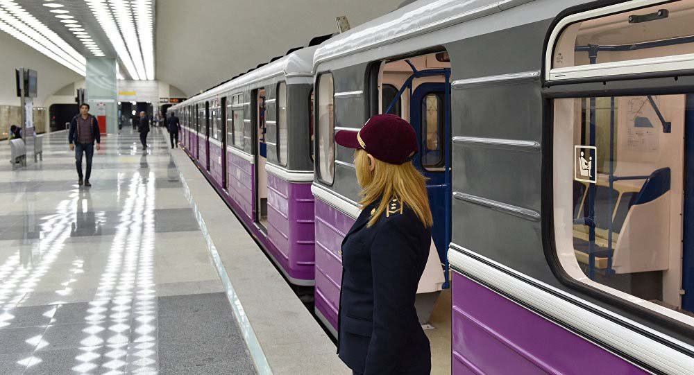 Metroda halı pisləşən sərnşinə yardım göstərildi