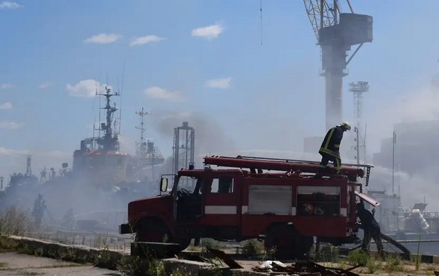 Rusiya Odessa limanında Ukraynaya məxsus hərbi gəmini vurdu