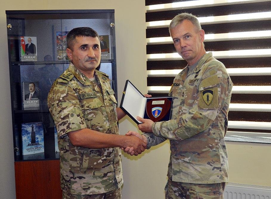 Amerikalı general Azərbaycanda hərbi hissəyə baş çəkib
