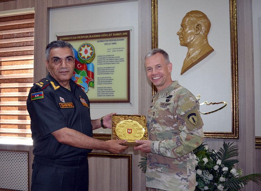 Amerikalı general Azərbaycanda hərbi hissəyə baş çəkib 