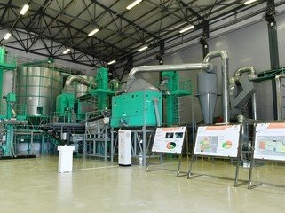 İlham Əliyev və Mehriban Əliyeva “Grand-Agro İnvitro” MMC-nin müəssisəsi ilə tanış olub