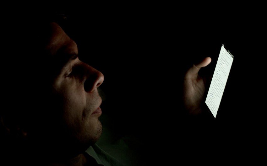 Səhiyyə Nazirliyi qaranlıqda telefon və planşet istifadə edənlərə xəbərdarlıq etdi