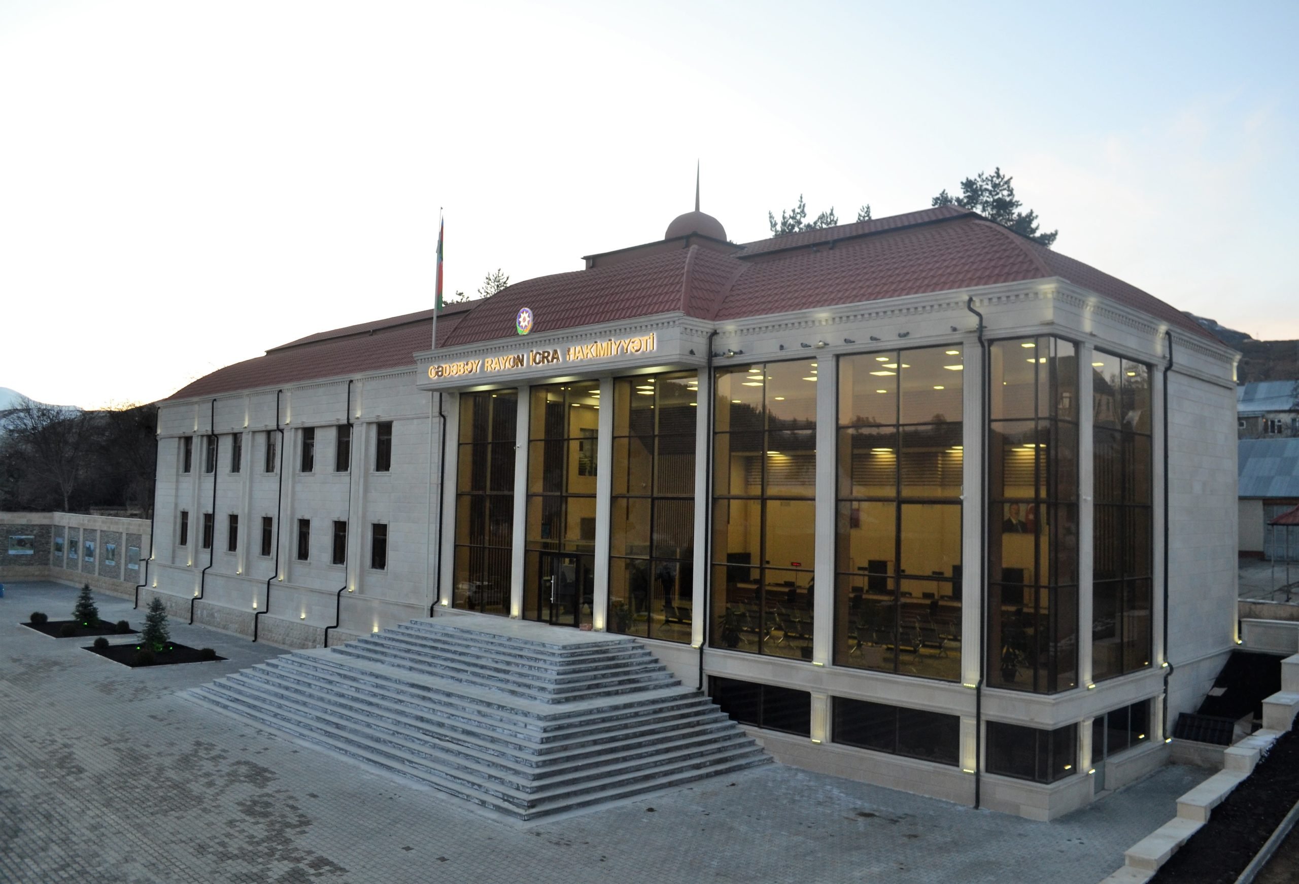 Prezidentin köməkçisi yeni icra başçısını kollektivə təqdim edib
