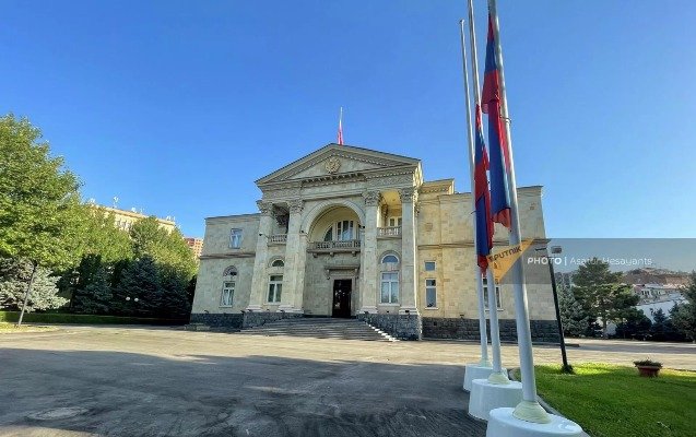 Ermənistanda dövlət bayraqları endirildi