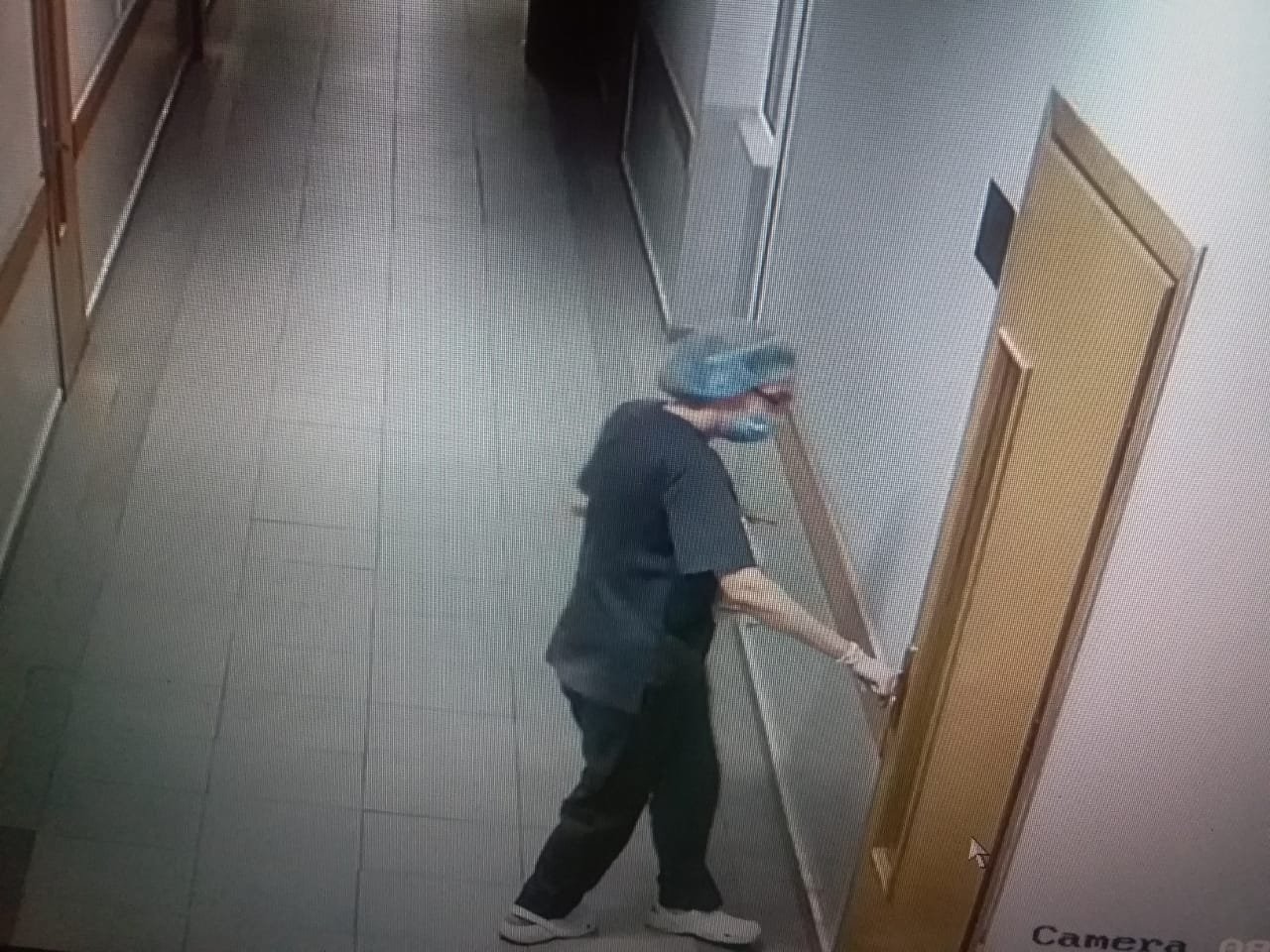 Xadimə paltarı geyinib xəstələrin qiymətli əşyalarını oğurladı