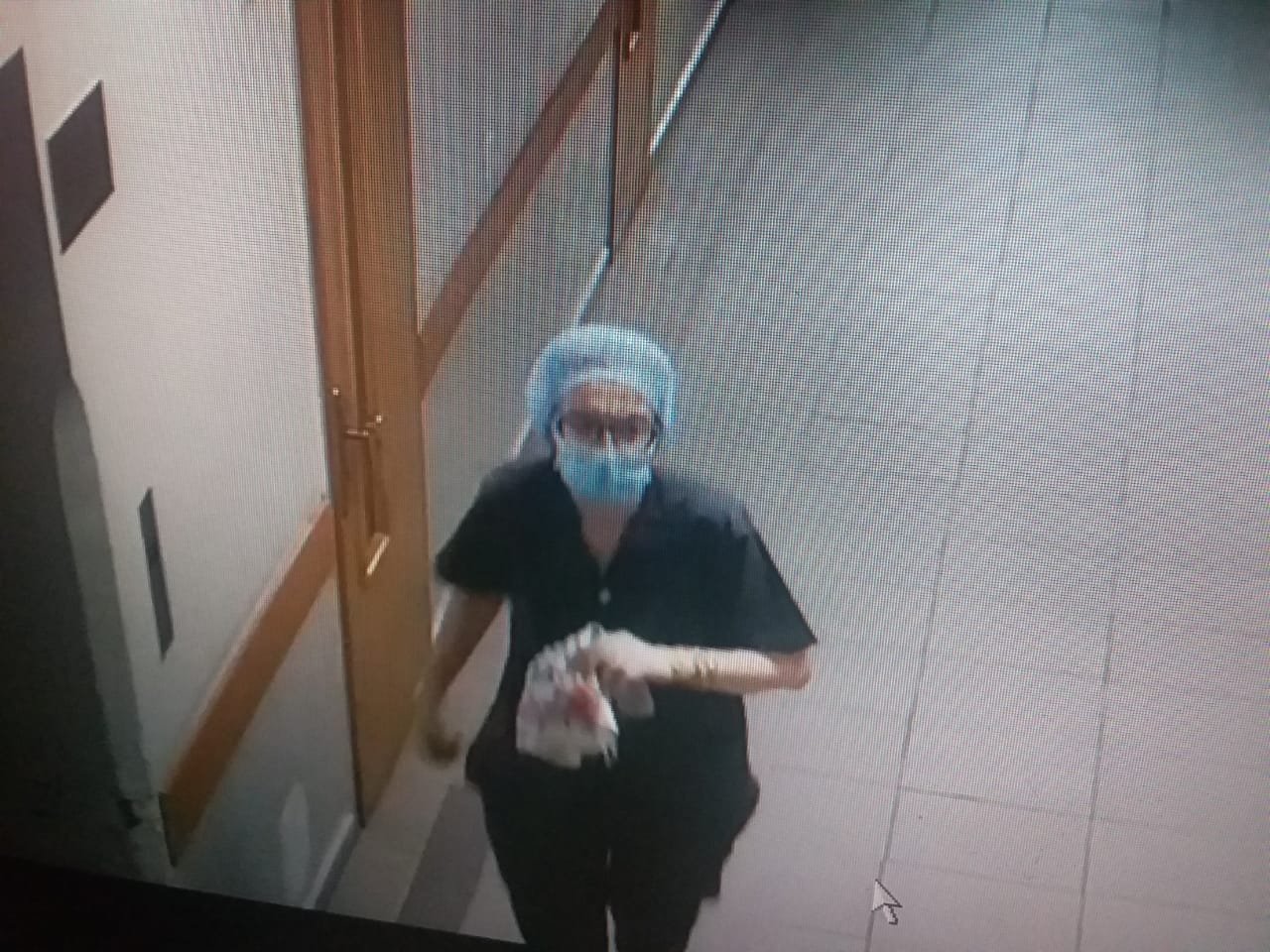 Xadimə paltarı geyinib xəstələrin qiymətli əşyalarını oğurladı