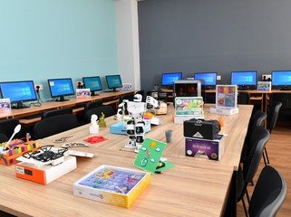 Mehriban Əliyeva Bakıda orta məktəb və körpələr evi-uşaq bağçasının açılışlarında iştirak edib Mehriban Əliyeva Bakıda orta məktəb və körpələr evi-uşaq bağçasının açılışlarında iştirak edib