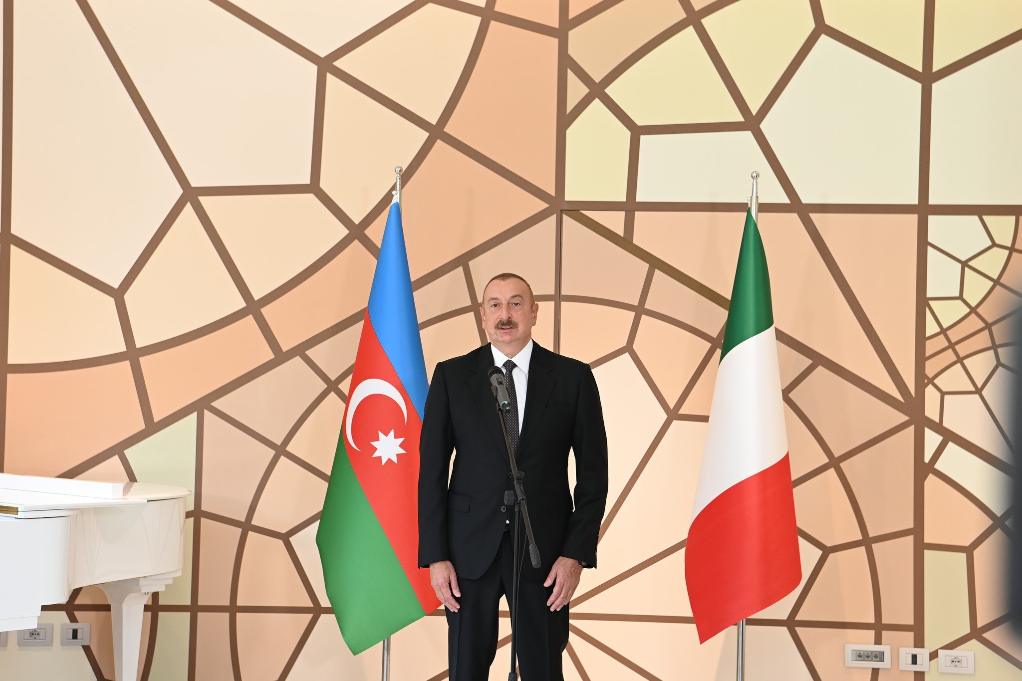 Prezident Romada açılışa qatıldı 