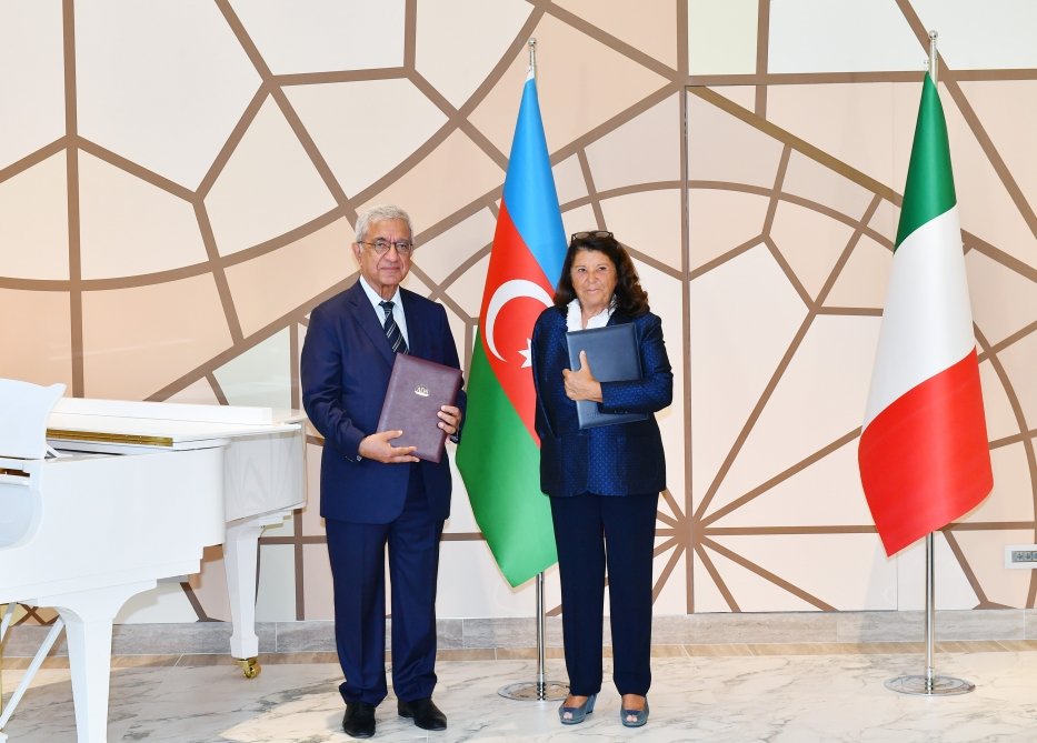 Azərbaycanla İtaliya arasında sənədlərin mübadiləsi oldu Azərbaycanla İtaliya arasında sənədlərin mübadiləsi oldu
